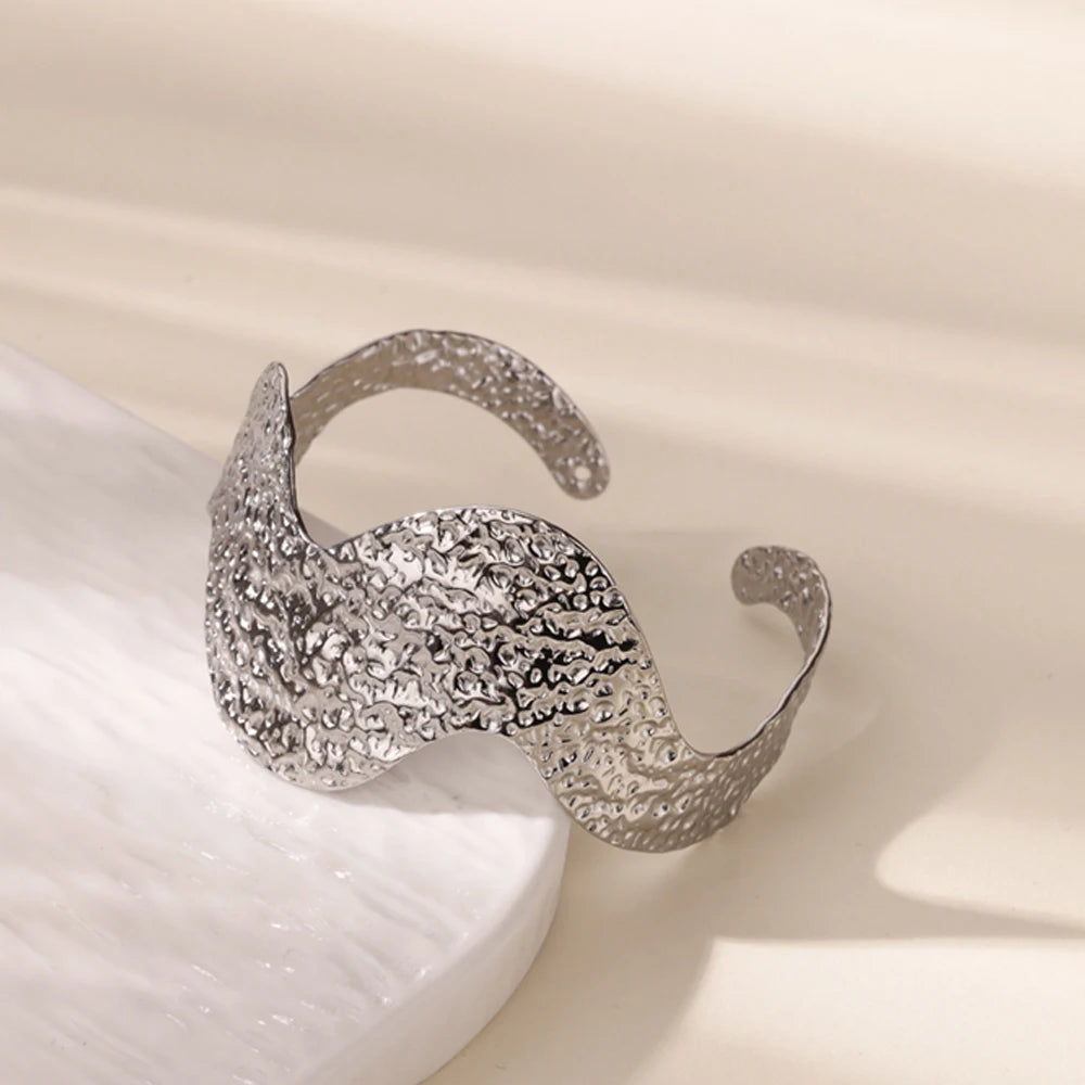 Golden Muse Bracelet Collection – Sculpted Elegance for Every Occasion